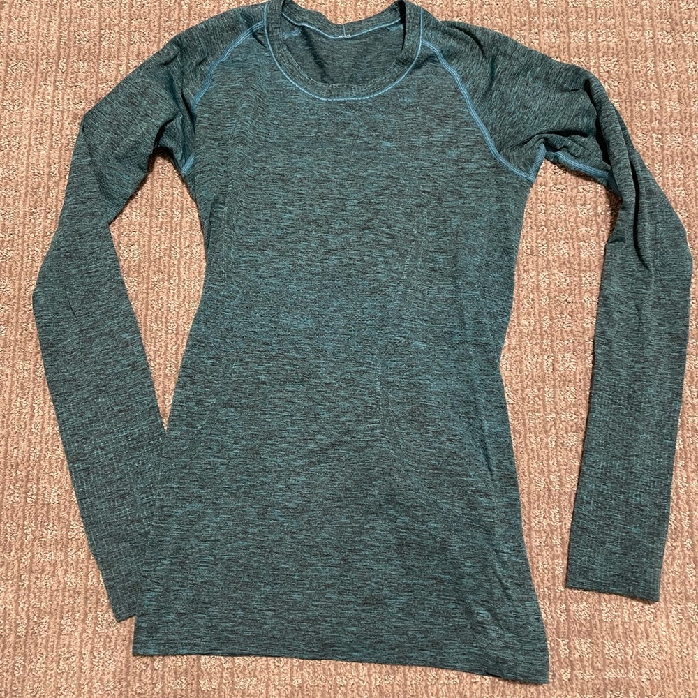 Lululemon long sleeve top with thumb holes.